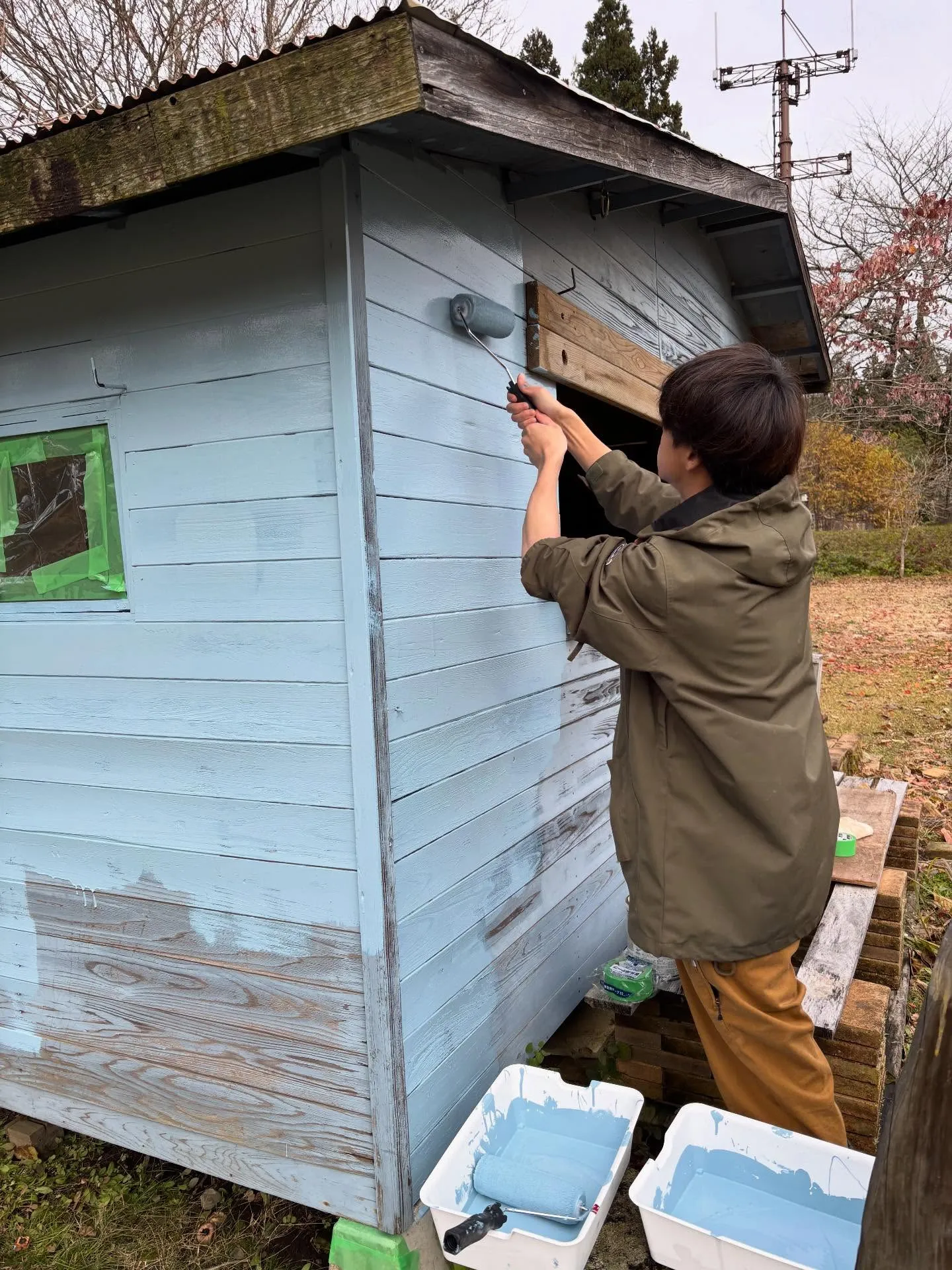 今週は雨の合間をぬってペンキ塗り🫟