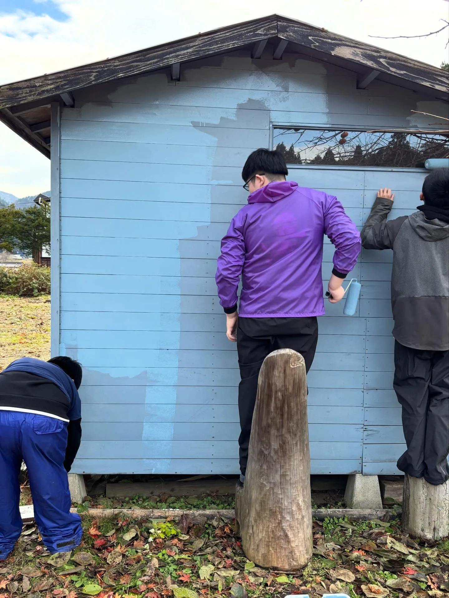 今週は雨の合間をぬってペンキ塗り🫟