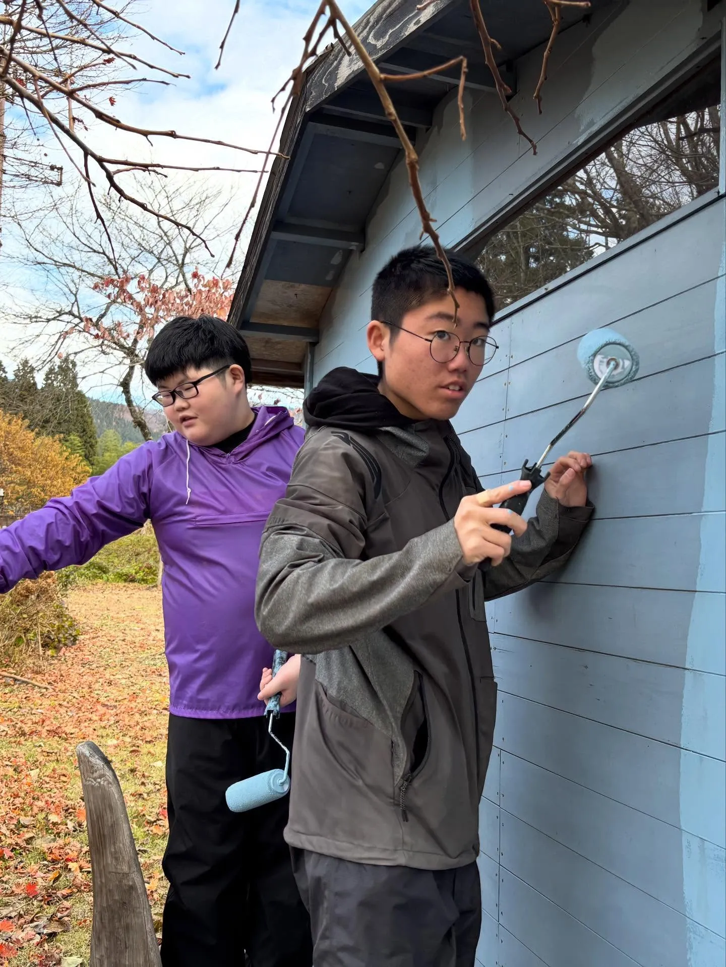 今週は雨の合間をぬってペンキ塗り🫟
