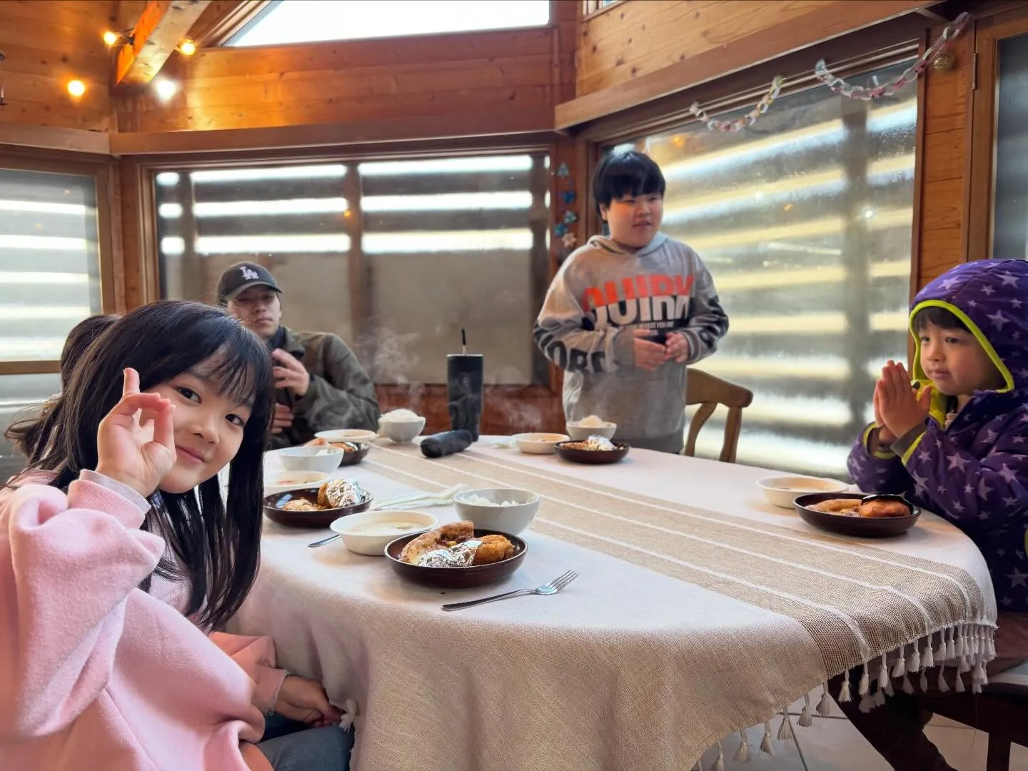 みんなで馬小屋の掃除した後は、今日はカフェでご飯！美味しい😋