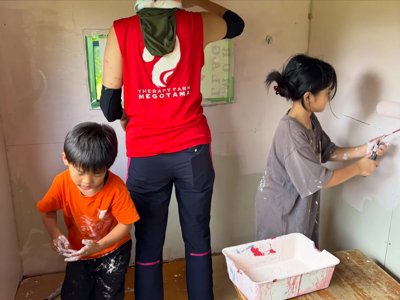 子どもカフェの内壁にペンキ塗りましたー🫟