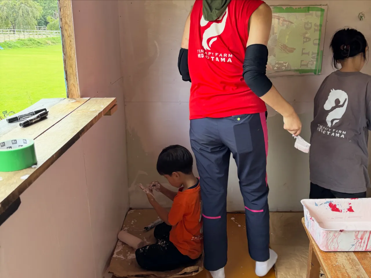 子どもカフェの内壁にペンキ塗りましたー🫟