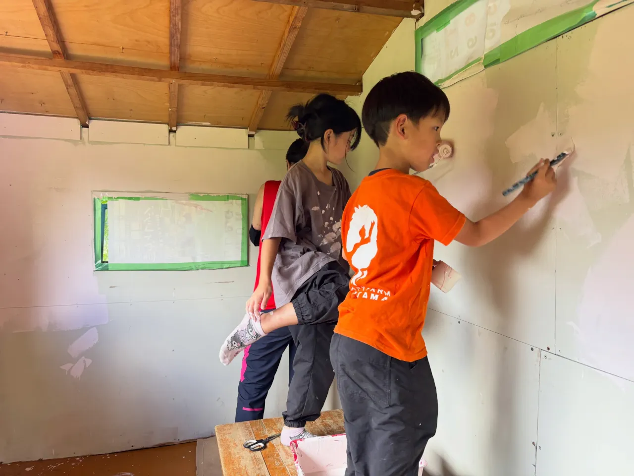 子どもカフェの内壁にペンキ塗りましたー🫟