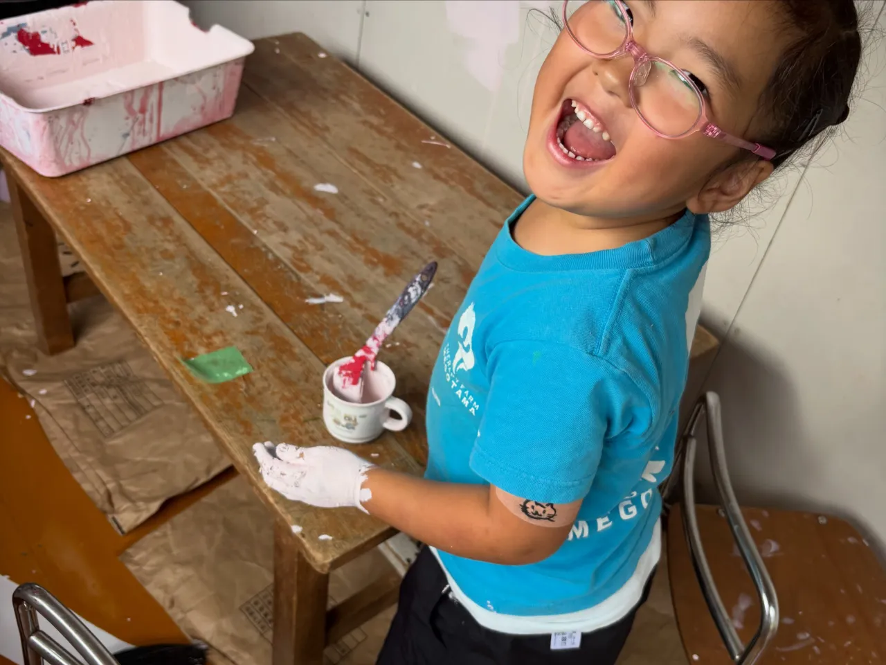 子どもカフェの内壁にペンキ塗りましたー🫟