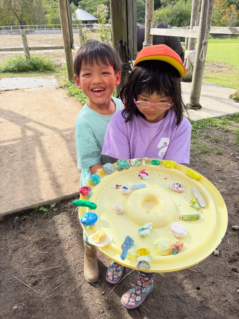 紙粘土で小さな飾りを作ったよ！子どもカフェの屋根に出てる釘の...